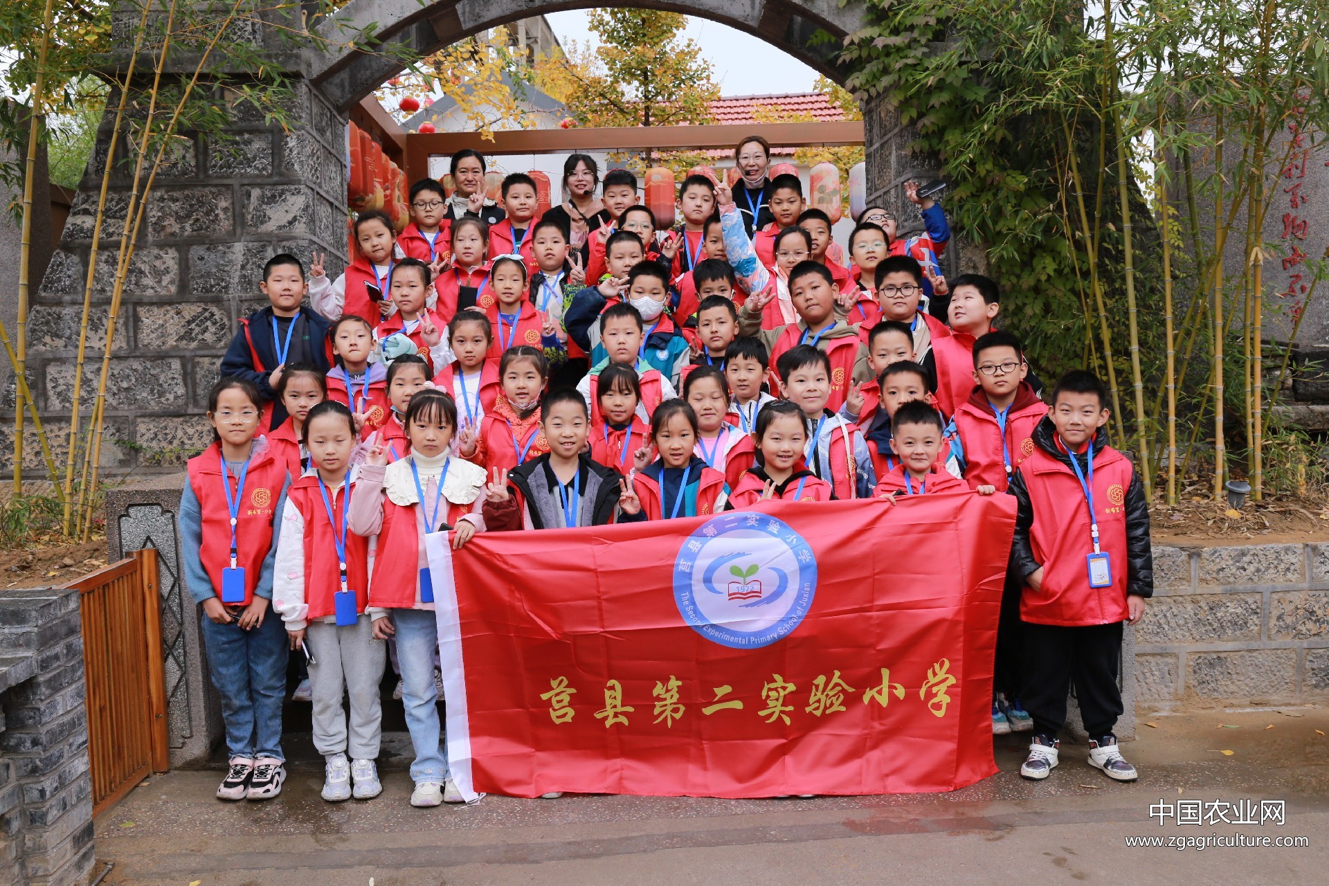 追寻红色记忆 传承革命精神  新希望小记者走进六九公社红色基地参观学习