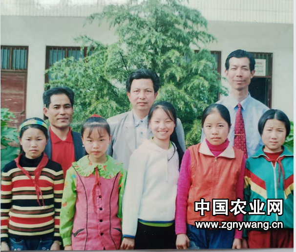 1998年与学生邓以臣等合影.png